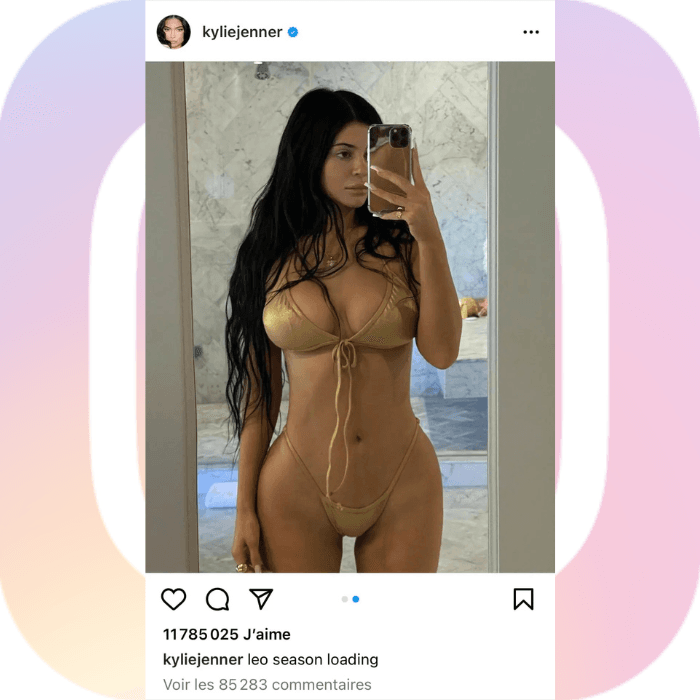 Capture d'écran d'un post Instagram de Kylie Jenner dans lequel elle publie une photo d'elle en maillot de bain, face à un miroir.