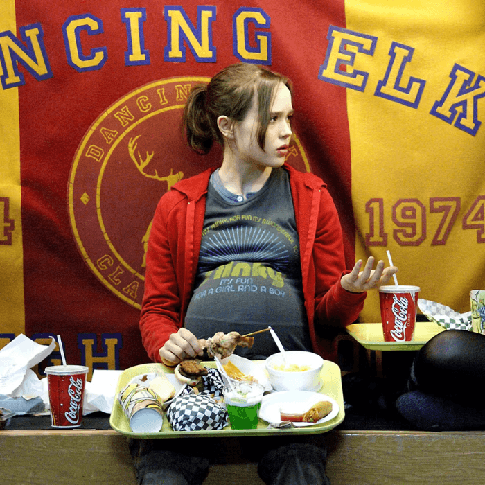 Visuel du film Juno, de Jason Reitman. Il représente une jeune fille enceinte dans un fast-food.