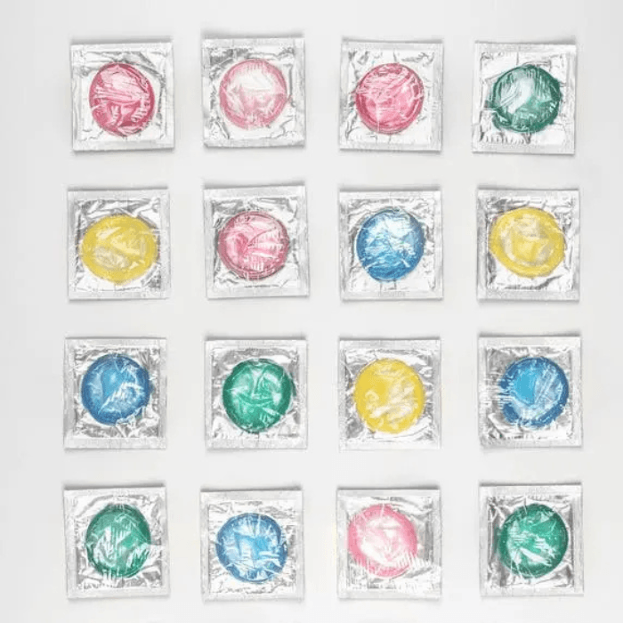 Illustration représentant des préservatifs de toutes les couleurs.
