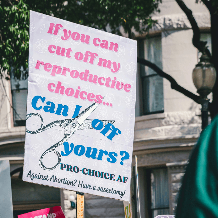 Pancarte d'une manifestation pour le droit à l'avortement aux Etats-Unis : "If you can cut off my reproductive choices... Can I cut off yours? Against abortion? Have a vasectomy!"
